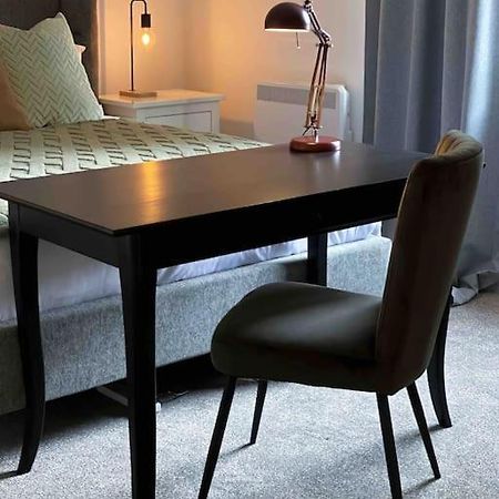 Apartamento Modern Flat Near Train Station With Free Parking CBG Exterior foto