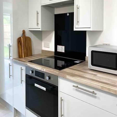 Apartamento Modern Flat Near Train Station With Free Parking CBG Exterior foto