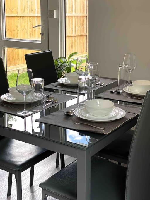 Apartamento Modern Flat Near Train Station With Free Parking CBG Exterior foto