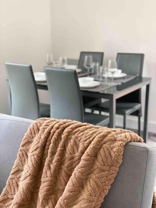 Apartamento Modern Flat Near Train Station With Free Parking CBG Exterior foto
