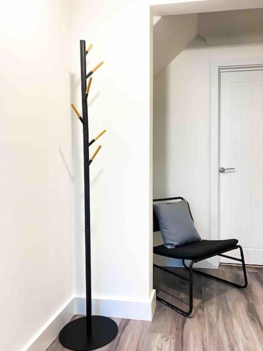 Apartamento Modern Flat Near Train Station With Free Parking CBG Exterior foto