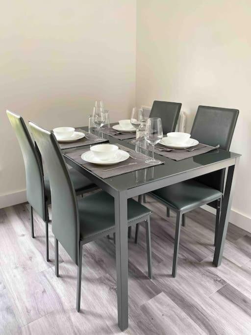 Apartamento Modern Flat Near Train Station With Free Parking CBG Exterior foto