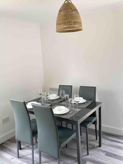 Apartamento Modern Flat Near Train Station With Free Parking CBG Exterior foto