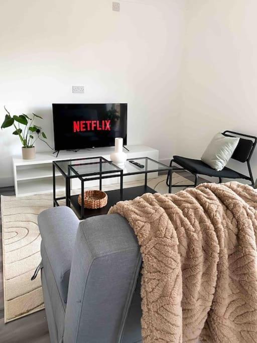 Apartamento Modern Flat Near Train Station With Free Parking CBG Exterior foto