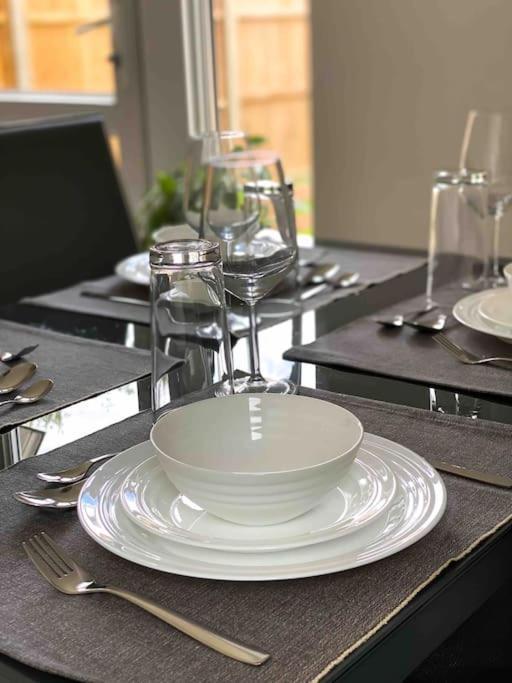 Apartamento Modern Flat Near Train Station With Free Parking CBG Exterior foto