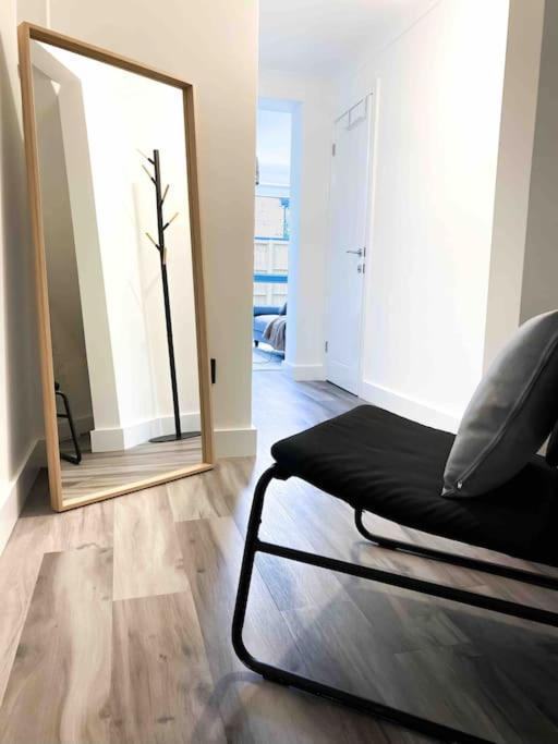 Apartamento Modern Flat Near Train Station With Free Parking CBG Exterior foto