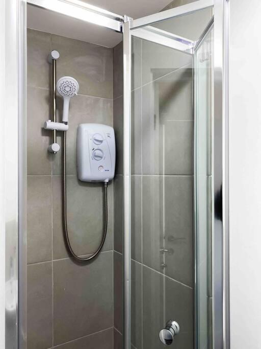 Apartamento Modern Flat Near Train Station With Free Parking CBG Exterior foto