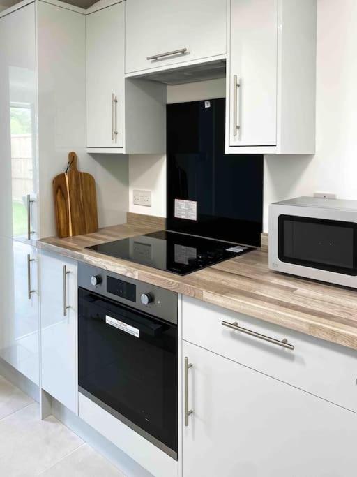 Apartamento Modern Flat Near Train Station With Free Parking CBG Exterior foto