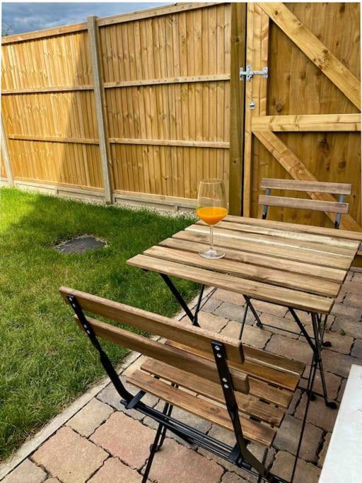 Apartamento Modern Flat Near Train Station With Free Parking CBG Exterior foto
