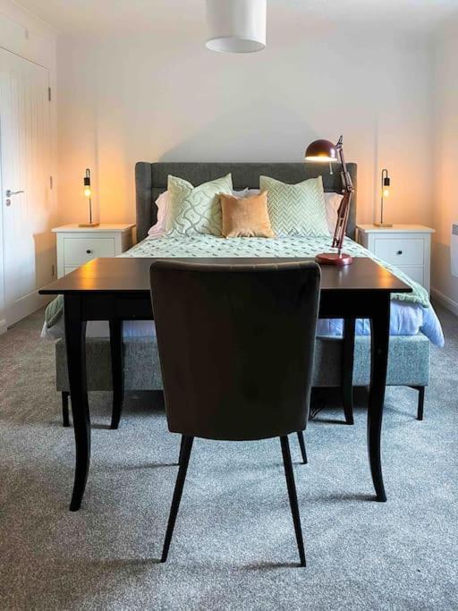Apartamento Modern Flat Near Train Station With Free Parking CBG Exterior foto