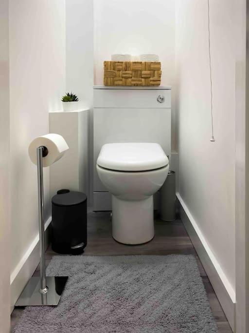 Apartamento Modern Flat Near Train Station With Free Parking CBG Exterior foto