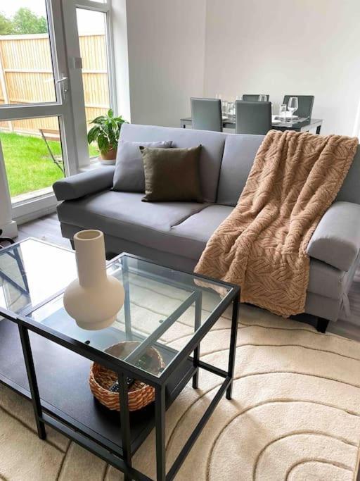 Apartamento Modern Flat Near Train Station With Free Parking CBG Exterior foto
