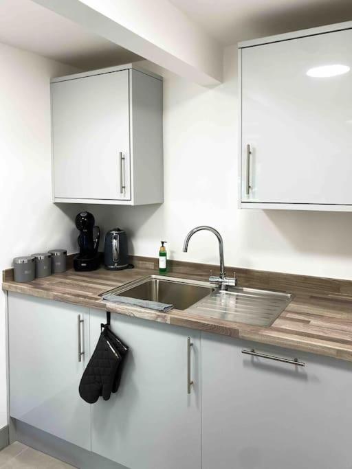 Apartamento Modern Flat Near Train Station With Free Parking CBG Exterior foto