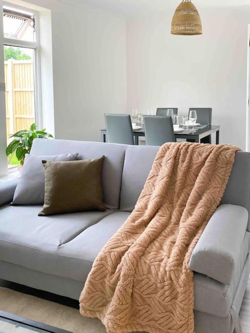 Apartamento Modern Flat Near Train Station With Free Parking CBG Exterior foto