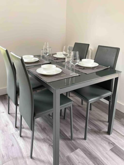 Apartamento Modern Flat Near Train Station With Free Parking CBG Exterior foto
